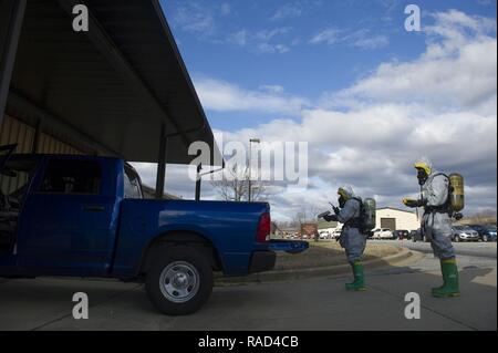Il personale Sgt. Andre Aguilar e Airman 1. Classe Branden fecce dal 779th medicina aerospaziale squadriglia di volo Bioenvironmental esaminare un carrello come rispondono al sito di una sostanza sconosciuta durante un materiale pericoloso esercizio a base comune Andrews, Md., Gen18, 2017. Il volo conduce alla formazione di routine di rimanere efficienti e pronto a rispondere a un avviso di momenti. Foto Stock