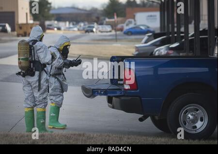 Il personale Sgt. Andre Aguilar e Airman 1. Classe Branden fecce dal 779th medicina aerospaziale squadriglia di volo Bioenvironmental esaminare un carrello come rispondono al sito di una sostanza sconosciuta durante un materiale pericoloso esercizio a base comune Andrews, Md., Gen18, 2017. Il volo conduce alla formazione di routine di rimanere efficienti e pronto a rispondere a un avviso di momenti. Foto Stock