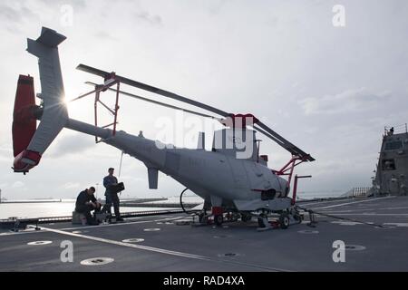 Il CHANGI base navale, Singapore (GEN. 30, 2017) Aviation da elettricista, Mate 2a classe Mark Kelly, assegnato all'elicottero Combat Squadron (HSC 23) Det. 5, da Dalton, Ga., sinistra e Aviation Electronics Tecnico 2a classe Jesse Hughes, assegnato all'elicottero Combat Squadron (HSC 23) Det. 4, eseguire il test di funzionamento su un MQ-8B Fire Scout dei velivoli senza pilota a bordo del sistema Littoral Combat Ship USS Coronado (LCS 4). Attualmente su una distribuzione di rotazione a sostegno del ribilanciamento Asia-Pacifico, Coronado è un veloce ed agile nave da guerra fatta su misura per pattugliare le acque della regione marine e lavoro scafo-hull w Foto Stock