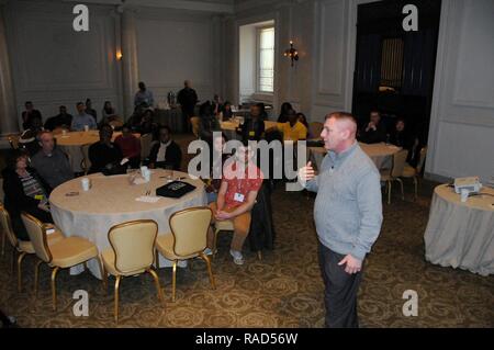 Il Mag. Gen. Troy D. Kok, Comandante generale degli Stati Uniti Esercito della riserva 99th regionale comando di supporto in corrispondenza della giunzione baseGuire-Dix Mc-Lakehurst, New Jersey, parla ai partecipanti a un forte legame caso 29 Gennaio a Baltimora, Maryland. Forti legami è un basato su unità, cappellano-programma di led che assiste i comandanti in costruzione di resilienza individuali mediante il rafforzamento della famiglia dell'esercito. Il nucleo della missione dei forti legami programma è aumentare singolo soldato e membro della famiglia disponibilità attraverso il rapporto di istruzione e di formazione professionale. Foto Stock