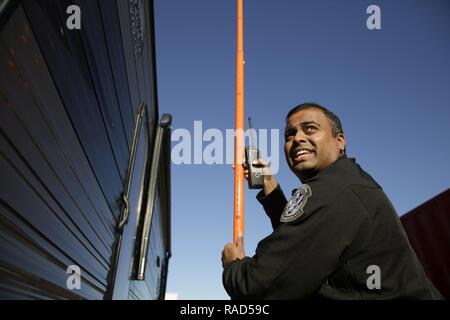 Un ufficiale con gli Stati Uniti Delle dogane e della protezione delle frontiere ufficio di operazioni su campo utilizza un bastone di misura per garantire il gioco corretto nel corso delle ispezioni dei veicoli commerciali un arrivano a NRG Stadium in preparazione per il Super Bowl 51 a Houston, Texas, Gennaio 30, 2017. I veicoli sono scansionati da raggi X prima dell'entrata in stadio principale strutture. Stati Uniti Delle dogane e della protezione delle frontiere Foto Stock