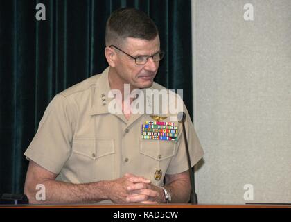 Lt. Gen. William D. Beydler, comandante della U.S. Le forze di marina comando centrale, dà le osservazioni di apertura durante una Congressional Gold Medal presentazione a MacDill Air Force Base Fla., Gennaio 27, 2017. La medaglia postuma a PFC. Charles Robert Fontana, un punto di Montford marini che ha arruolato durante la Seconda Guerra Mondiale. Foto Stock