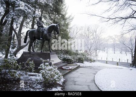 Una coltre di neve copre Sir John Dill il recinto in Al Cimitero Nazionale di Arlington, Gennaio 30, 2017, in Arlington, Virginia aneto il recinto è uno di soltanto due statue equestri nel cimitero. Foto Stock