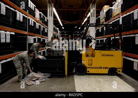 Membri delle attrezzature di protezione individuali (IPE) negozio assegnato alla 509a disponibilità logistica Squadron (LRS) eseguono un controllo di inventario a sostegno dell'442d LRS a Whiteman Air Force Base, Mo., Gennaio 18, 2017. Il aviatori assicurato il contenuto nei contenitori di stoccaggio sono state correttamente sigillato e non hanno superato la loro data di scadenza. Foto Stock