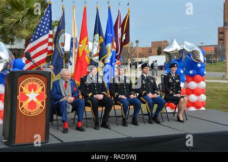 Gli oratori ospiti per il centro per la Intrepid decimo anniversario la linea la fase gen. 27 a Brooke Army Medical Center. (Da sinistra) Arnold Fisher, presidente onorario, intrepidi eroi caduti fondo; Brig. Gen. Jeffrey Johnson, BAMC comandante generale; Col. David Duplessis, capo del Dipartimento di Medicina Riabilitativa; Lt. Col. Giuseppe Alderete, CFI direttore medico e il tenente Col. Kathleen Yancosek, direttore CFI. (Brevetto statunitense n. S. Esercito Foto Stock