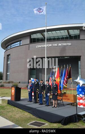 Gli oratori ospiti per il centro per la Intrepid decimo anniversario la linea la fase gen. 27 a Brooke Army Medical Center. (Da sinistra) Arnold Fisher, presidente onorario, intrepidi eroi caduti fondo; Brig. Gen. Jeffrey Johnson, BAMC comandante generale; Col. David Duplessis, capo del Dipartimento di Medicina Riabilitativa; Lt. Col. Giuseppe Alderete, CFI direttore medico e il tenente Col. Kathleen Yancosek, direttore CFI. (Brevetto statunitense n. S. Esercito Foto Stock