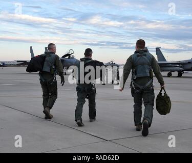 F-15 Eagle piloti dal 123Fighter Squadron, prepararsi per una missione di addestramento dal predominio dell'aria centro, Savannah Ga., Gennaio 28, 2017. Foto Stock