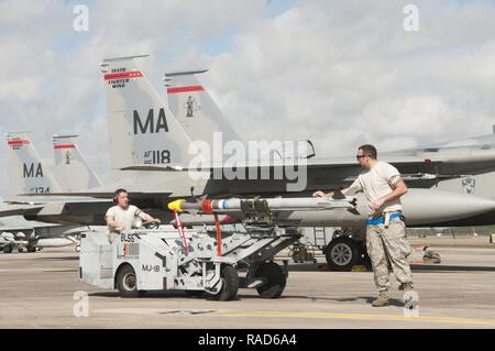 Il personale Sgt. Timothy Mannion, tre uomo sul carico equipaggio, unità jammer mentre Tech. Sgt. Lucas Hagopian, carico di armi capo equipaggio, supervisiona il carico equipaggio armare il 104th Fighter Wing's F-15 Eagle le operazioni presso l'U.S. Air Force Il sistema di armi a un programma di valutazione a, Tyndall Air Force Base. Lo scopo di WSEP è di misurare l'efficacia operativa, per verificare le armi le prestazioni del sistema, determinare l'affidabilità e la capacità di valutare. Foto Stock