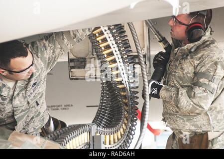 Tech. Sgt. Lucas Hagopian, sinistra e Staff Sgt. Timothy Mannion, eseguire un fucile carico sul 104th Fighter Wing's F-15 Eagle presso l'U.S. Air Force Il sistema di armi a un programma di valutazione, Tyndall Air Force Base in Florida. Lo scopo di WSEP per valutare l'efficacia operativa, per verificare le armi le prestazioni del sistema, determinare l'affidabilità e la capacità di valutare. Foto Stock