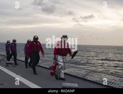 Sul mare del sud della Cina (GEN. 31, 2017) marinai a bordo Littoral Combat Ship USS Coronado (LCS 4) La condotta di una pompa a caldo, il rifornimento di carburante un MH-60S Sea Hawk elicottero durante il volo trimestri. Attualmente su una distribuzione di rotazione a sostegno del ribilanciamento Asia-Pacifico, Coronado è un veloce ed agile nave da guerra fatta su misura per pattugliare le acque della regione marine e lavoro carena e scafo con partner marine, fornendo 7 flotta con le funzionalità flessibili di cui ha bisogno ora e in futuro. Foto Stock