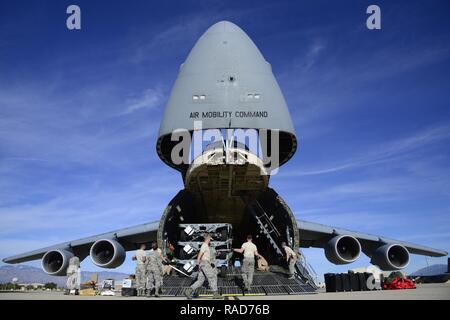 Stati Uniti Avieri dal 355disponibilità logistica Squadron e il nono Airlift Squadron team fino a caricare le attrezzature su un C-5M Super Galaxy in preparazione per una distribuzione presso Davis-Monthan Air Force Base, Ariz., 11 genn. 2017. Avieri dal 355Fighter Wing distribuito alla Turchia nel sostegno della Combined Joint Task Force inerente operazione di risolvere, una multinazionale di sforzo per indebolire e distruggere lo Stato islamico dell Iraq e il levante. Foto Stock