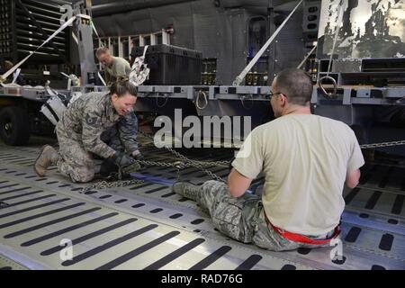 Stati Uniti Avieri dal 355disponibilità logistica Squadron legare giù apparecchiature su un C-5M Super Galaxy in preparazione per una distribuzione presso Davis-Monthan Air Force Base, Ariz., 11 genn. 2017. Avieri dal 355Fighter Wing distribuito alla Turchia nel sostegno della Combined Joint Task Force inerente operazione di risolvere, una multinazionale di sforzo per indebolire e distruggere lo Stato islamico dell Iraq e il levante. Foto Stock