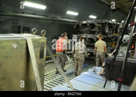 Stati Uniti Avieri dal 355disponibilità logistica Squadron e il nono Airlift Squadron team fino a caricare le attrezzature su un C-5M Super Galaxy in preparazione per una distribuzione presso Davis-Monthan Air Force Base, Ariz., 11 genn. 2017. Avieri dal 355Fighter Wing distribuito alla Turchia nel sostegno della Combined Joint Task Force inerente operazione di risolvere, una multinazionale di sforzo per indebolire e distruggere lo Stato islamico dell Iraq e il levante. Foto Stock