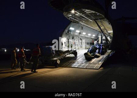 Stati Uniti Avieri dal 355disponibilità logistica Squadron e il nono Airlift Squadron team fino a caricare le attrezzature su un C-5M Super Galaxy in preparazione per una distribuzione presso Davis-Monthan Air Force Base, Ariz., 11 genn. 2017. Avieri dal 355Fighter Wing distribuito alla Turchia nel sostegno della Combined Joint Task Force inerente operazione di risolvere, una multinazionale di sforzo per indebolire e distruggere lo Stato islamico dell Iraq e il levante. Foto Stock