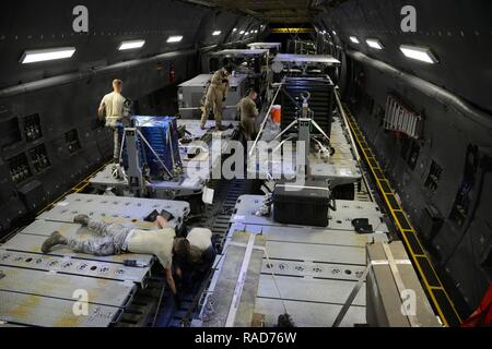 Stati Uniti Avieri dal 355disponibilità logistica Squadron e il nono Airlift Squadron legare giù apparecchiature su un C-5M Super Galaxy in preparazione per una distribuzione presso Davis-Monthan Air Force Base, Ariz., 11 genn. 2017. Avieri dal 355Fighter Wing distribuito alla Turchia nel sostegno della Combined Joint Task Force inerente operazione di risolvere, una multinazionale di sforzo per indebolire e distruggere lo Stato islamico dell Iraq e il levante. Foto Stock