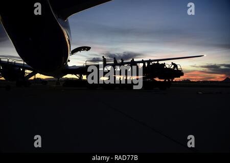 Stati Uniti Avieri dal 355disponibilità logistica Squadron caricare i bagagli su un aereo di linea in una preparazione per una distribuzione da Davis-Monthan Air Force Base, Ariz., 10 gennaio, 2017. Avieri dal 355Fighter Wing distribuito alla Turchia nel sostegno della Combined Joint Task Force inerente operazione di risolvere, una multinazionale di sforzo per indebolire e distruggere lo Stato islamico dell Iraq e il levante. Foto Stock