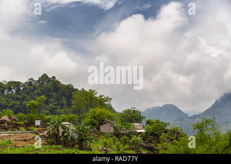 Villaggio locale case seduti sulla sommità di una collina a Ha Giang Loop in Ha Giang Provincia, Vietnam Asia Foto Stock