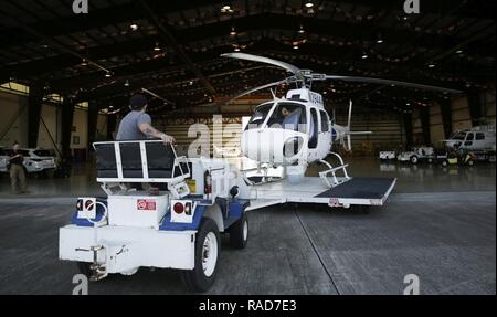 Un U.S. Delle dogane e della protezione delle frontiere A-Star elicottero è tirato da un hangar prima di imbarcarsi su un volo presso l'U.S. Delle dogane e della protezione delle frontiere Houston Unità di aria in Conroe, Texas, Gennaio 30, 2017. Il CBP legge agenti e funzionari sono a Houston per fornire protezione per il Super Bowl 51. Stati Uniti Delle dogane e della protezione delle frontiere Foto Stock