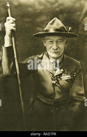 Lieutenant-General Robert Stephenson Smyth Lord Baden-Powell, Primo Barone Baden-Powell, OM, GCMG, GCVO, KCB, DL, 22 febbraio 1857 â€" 8 Gennaio 1941) ufficiale dell'esercito britannico, scrittore, fondatore e primo Capo Scout del mondo Boy Scout movimento. Da un'incisione originale nei ragazzi proprio esame annuale 1925. Foto Stock