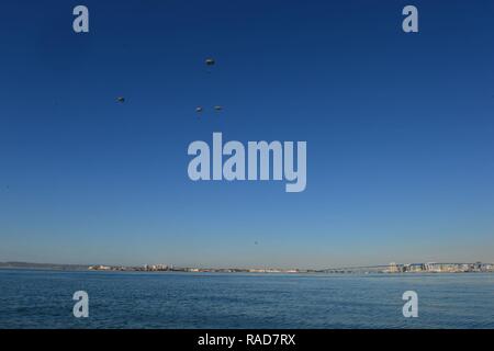 CORONADO, California (Gen. 25, 2017) - L'eliminazione degli ordigni esplosivi tecnici assegnati per l'eliminazione degli ordigni esplosivi unità mobili (EODMU) 1, 3 e 11 eseguire static line salti in Coronado bay, 25 genn. EODMUs condotta acqua paracadute di formazione di inserimento in accordo con marina dei requisiti di formazione per garantire la disponibilità dell'unità. Foto Stock