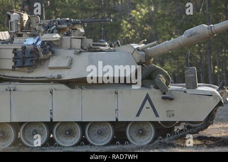 Un U.S. Marine con Serbatoio 2° Battaglione, 2° Divisione Marine (2d MARDIV), ispeziona un M1A1 Abrams serbatoio prima di un imminente secondo battaglione, 6° Reggimento Marine, 2d MARDIV, la formazione sul campo esercita su di Camp Lejeune, N.C., 25 gennaio, 2017. Lo scopo dell'esercizio era di sviluppare le abilità apprese dal campo precedente formazione integrando meccanizzata patrimonio del veicolo al fine di mantenere la competenza di combattimento. Foto Stock