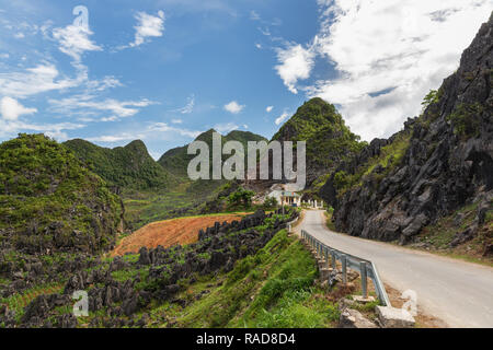 Strada stretta ma il verde dei picchi di montagna, Ha Giang Loop, Ha Giang Provincia, Vietnam Asia Foto Stock