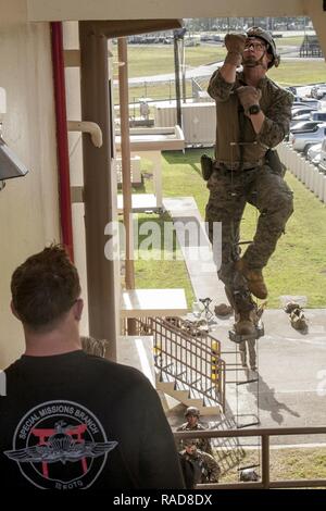 Sgt. Timothy Perez, una ricognizione radio team leader, sale una scala di speleologia presso la base navale di Guam, Santa Rita, Guam, 11 genn. 2017. Come il Marine Corps' solo in continuo in avanti-dispiegato unità, 31 Marine Expeditionary Unit dell'aria-terra-team Logistics fornisce una forza flessibile, pronto per eseguire una vasta gamma di operazioni militari, da limited combat per l assistenza umanitaria, le operazioni in tutta la Indo-Asia-regione del Pacifico. Perez è un nativo di Jacksonville, Florida. Foto Stock