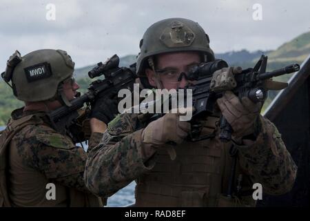 Sgt. Timothy Perez, una ricognizione radio team leader, fornisce la sicurezza a bordo della sequoia USCGC (WLB-215) durante una visita, scheda, la ricerca, il sequestro, esercitazione a Apra Harbor, Guam, Gennaio 13, 2017. Come il Marine Corps' solo in continuo in avanti-dispiegato unità, 31 Marine Expeditionary Unit dell'aria-terra-team Logistics fornisce una forza flessibile, pronto per eseguire una vasta gamma di operazioni militari, da limited combat per l assistenza umanitaria, le operazioni in tutta la Indo-Asia-regione del Pacifico. Perez è un nativo di Jacksonville, Florida. Foto Stock