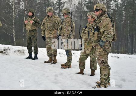 Da sinistra a destra, Briga. Gen. Jaroslaw Gromadzinski, Comandante della XV Brigata meccanizzata (Polonia), Lt. Gen. Ben Hodges, Comandante della U.S. Esercito Europa, Col. Patrick J. Ellis, comandante della 2° reggimento di cavalleria (2CR), U.S. Esercito comando Europa Sgt. Principali Sheryl Lione e 2CR comando Sgt. Il Mag. Kevin J. Muhlenbeck osservare il 2° Stormo dell esercizio di convalida al7th Esercito di formazione del comando di Grafenwoehr Area Formazione, Germania, gennaio 31, 2017. L'esercizio si prepara lo squadrone per una maggiore presenza in avanti nel 2017 e assicurerà che i leader di manovra a livello di truppa sono in grado di integrare c Foto Stock