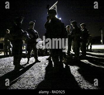 Stati Uniti Marines ricevere munizioni e controllare tutte le adeguate attrezzature di protezione prima di procedere alla distanza incognita range durante la tattica di piccole unità di corso leader a Camp Pendleton, California, Gennaio 26, 2017. Il corso offre una piccola unità leader la fiducia, conoscenza e una maggiore capacità di portare i loro Marines in situazioni di combattimento. Foto Stock