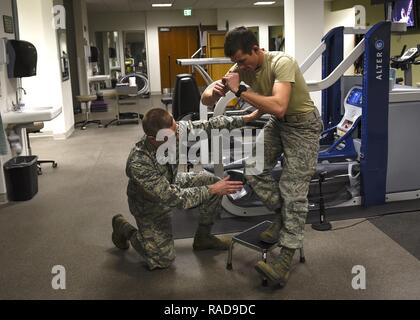 PETERSON AIR FORCE BASE, Colo. - Capt. Jeff Turner, XXI operazioni mediche Squadron fisioterapista, funziona attraverso un esercizio con il cap. Matt Williams, anche un ventunesimo MDOS fisioterapista, presso la clinica su Peterson Air Force Base, Colo., 25 gennaio, 2017. La clinica è parte delle scienze biomediche Corps e riconosciuto come uno dei 17 carriere speciali durante la BSC apprezzamento settimana 23-27 genn. Foto Stock