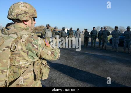 Stati Uniti Esercito Sgt 1a. Jason Melton, con la rete Enterprise Center-Belgium, 39th battaglione di segnale, 2° segnale brigata, garantisce gli obiettivi di apprendimento sono state soddisfatte come segnale 39bn soldati dell esercito pratica Warrior training mirati su Wingene Air Base, Belgio, Gennaio 19, 2017. Foto Stock