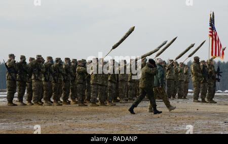 ZAGAN, Polonia - Polacco il Ministro della Difesa Nazionale Antoni Macierewicz, ispeziona U.S. Soldati, assegnati al 3° Brigata corazzate contro la squadra, 4a divisione di fanteria, come stanno in formazione durante una cerimonia di benvenuto a gamma Karliki, Zagan, Polonia, Gennaio 30, 2017. La cerimonia ha accolto con favore i soldati americani dal 3° ABCT, quarto Inf. Div., in Polonia e anche presentato il primo live fire esercizio tra le due nazioni. Stati Uniti I soldati assegnati alla brigata sono in conduzione realistica fuoco vivo la formazione per preparare per gli esercizi in tutta Europa, come parte della Atlantic risolvere. Esercizi futuri w Foto Stock