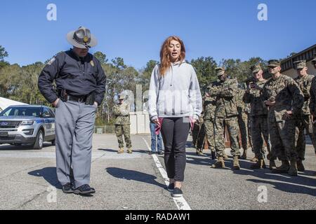 Lancia Cpl. Matt Southern preforme una sobrietà test su Cpl. Madison Hardy durante un laboratorio umido a bordo Marine Corps Air Station Beaufort, gen. 30. Un Wet Lab è un interattivo professionale Istruzione militare classe quando una unità dispone di Marines bere un six pack di birra e di una autostrada trooper Patrol simula una sobrietà test su di essi. Il soldato insegna circa il modo in cui l'alcool danneggia i driver e come troopers cercare segni di compromissione. Meridionale è un soldato con la Carolina del Sud autostrada di pattugliamento e di Hardy è un motore trasporto operatore con la lotta contro la società di logistica 23, Marine Aircraft Group 31. Foto Stock