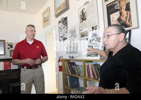 Brig. Gen. William F. Mullen III, centro di combattimento comandante generale, ascolta ventinove Palms storica società di volontariato Rimmington Pat durante un tour del vecchio Schoolhouse Museum di ventinove Palms, California, Gennaio 31, 2017. Il generale e sua moglie hanno visitato la struttura con Sgt. Il Mag. Michael J. Hendges, centro di combattimento Sergente Maggiore; Cpl. Ben Mills, driver; Jim Ricker, centro di combattimento assistente capo del personale per il governo e gli affari esterni; e Kristina Becker, combattere Centro Affari esterni Direttore. Foto Stock