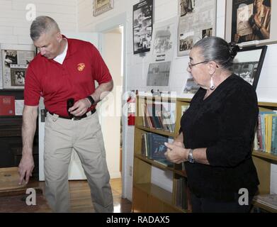 Brig. Gen. William F. Mullen III, centro di combattimento comandante generale, ispeziona una scrivania con ventinove Palms storica società di volontariato Rimmington Pat durante un tour del vecchio Schoolhouse Museum di ventinove Palms, California, Gennaio 31, 2017. Mullen e sua moglie, Vicki, hanno visitato la struttura con Sgt. Il Mag. Michael J. Hendges, centro di combattimento principali; Cpl. Ben Mills, driver; Jim Ricker, assistente capo del personale per il governo e gli affari esterni; e Kristina Becker, combattere Centro Affari esterni Direttore. Foto Stock