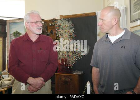 Sgt. Il Mag. Michael J. Hendges, centro di combattimento Sergente Maggiore, destra, colloqui con ventinove Palms storica Società Presidente Les Snodgrass di storia locale durante un tour del vecchio Schoolhouse Museum di ventinove Palms, California, Gennaio 31, 2017. Il sergente maggiore hanno visitato la struttura con il Brig. Gen. William F. Mullen III, centro di combattimento Comandante generale e sua moglie, Vicki; Cpl. Ben Mills, driver; Jim Ricker, centro di combattimento assistente capo del personale per il governo e gli affari esterni; e Kristina Becker, Affari Esteri Direttore. Foto Stock