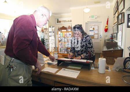 Vicki Mullen, moglie del Brig. Gen. William F. Mullen III, centro di combattimento comandante generale, firma il libro degli ospiti presso il vecchio Schoolhouse Museum di ventinove Palms, California, Gennaio 31, 2017. Con lei è ventinove Palms storica Società Presidente Les Snodgrass. Il Mullens hanno visitato la struttura con Sgt. Il Mag. Michael J. Hendges, centro di combattimento Sergente Maggiore; Cpl. Ben Mills, driver; Jim Ricker, centro di combattimento assistente capo del personale per il governo e gli affari esterni; e Kristina Becker, combattere Centro Affari esterni Direttore. Foto Stock