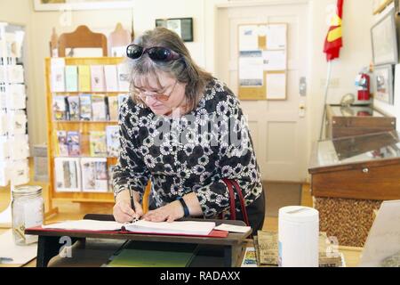 Vicki Mullen, moglie del Brig. Gen. William F. Mullen III, centro di combattimento comandante generale, firma il libro degli ospiti presso il vecchio Schoolhouse Museum di ventinove Palms, California, Gennaio 31, 2017. Il Mullens hanno visitato la struttura con Sgt. Il Mag. Michael J. Hendges, centro di combattimento Sergente Maggiore; Cpl. Ben Mills, driver; Jim Ricker, centro di combattimento assistente capo del personale per il governo e gli affari esterni; e Kristina Becker, combattere Centro Affari esterni Direttore. Foto Stock