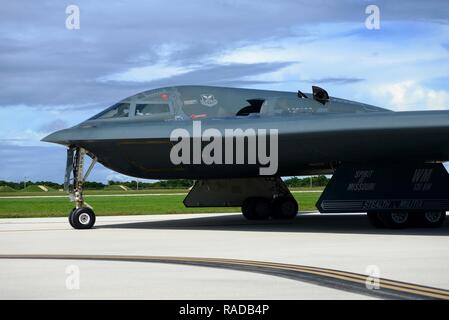 Un U.S. Air Force B-2 Spirit distribuito da Whiteman Air Force Base, Mo., taxi sul flightline dopo la conduzione di training locale presso Andersen Air Force Base, Guam, gen. 16, 2017. Queste missioni bombardiere sono rappresentativi dell'impegno degli Stati Uniti per i nostri alleati e migliorando la sicurezza regionale. Foto Stock