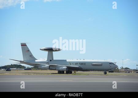 Un'E-3 Sentry Airborne Warning e sistema di controllo aereo taxi in luogo del 25 gennaio dopo essere rientrato da una missione a base comune Harbor-Hickam perla, Hawaii. Riservisti dal 513th aria gruppo di controllo distribuito per le Isole Hawaii per fornire il comando e il controllo per la Sentry Aloha 17-01, principalmente una riserva e Air National Guard esercizio che coinvolge più di 40 aeromobili e 1.000 personale. Foto Stock