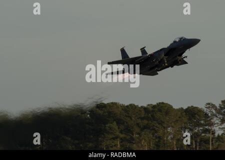 Un F-15E Strike Eagle assegnato alla 336a Fighter Squadron decolla durante l'esercizio Coronet Warrior 17-01, Gennaio 31, 2017, presso Seymour Johnson Air Force Base in North Carolina. Più di 138 aerei lanciati durante l'esercizio. Foto Stock