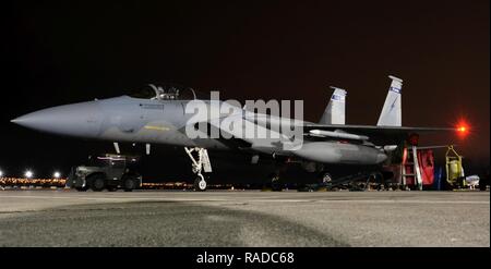 Un F-15 Eagle pilot si prepara a taxi sulla pista alla Nellis Air Force Base in Nevada 23 Gennaio, 2017. Avieri dal 125th Fighter Wing distribuito per 3 settimane a Nellis AFB per Red Flag 17-1, la prima bandiera rossa esercizio per integrare la F-35a. (Air National Guard Foto Stock