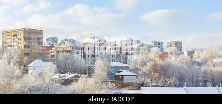 Case e alberi di brina in inverno a Nizhny Novgorod, Russia Foto Stock