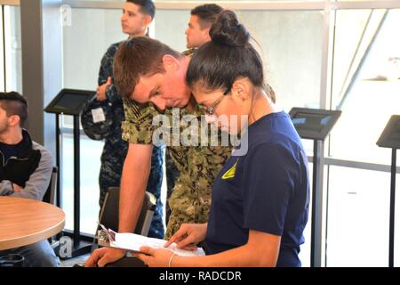 SAN ANTONIO - (feb. 1, 2017) Fargo, N.D. nativo, lavoratore di acciaio di prima classe Hagemeier Andrew, un addetto alla selezione del personale assegnato alla Marina stazione di reclutamento a nord-est di San Antonio, colloqui con i futuri Sailor Esmeralda Lopez durante un bi-settimanale ritardato il programma di immissione (DEP) riunione svoltasi a San Antonio il Banco Alimentare. Dopo la riunione di DEP, reclutatori lungo con più di 50 futuro i marinai si è offerta volontariamente al banco alimentare mediante operazioni di cernita e di imballaggio alimentare articoli per la donazione. Lo scopo del volontariato era di infondere "l'intero concetto del marinaio". "È stato un ottimo modo per costruire un cameratismo mentre facendo qualcosa di meraviglioso per o Foto Stock