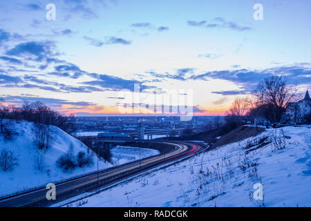 Luce da auto sulla strada verso il ponte di Nizhny Novgorod, Russia Foto Stock