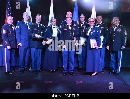 Selezionate gli avieri e soldati compreso dalla California la Guardia Nazionale reparti militari nello stato della California sono riconosciuti per la loro prestazione superiore mentre in lizza per il titolo di Airman-Solider dell'anno presso l'Eccezionale Airmen-Solider dell'anno, banchetti presso l'hotel Hilton San Diego Bayfront Hotel, CA. Il 28 gennaio 2016. Il banchetto è una notte di festa che riesce a due giorno senior leadership conference. I vincitori e i finalisti della cerimonia di premiazione sono riconosciuti come essi a piedi attraverso un grande palco di fronte a un folto pubblico di loro coetanei, pur essendo congratularmi con Foto Stock