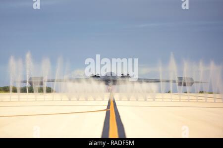 Un U.S. Air Force B-2 Spirit distribuito da Whiteman Air Force Base, Mo., taxi attraverso un "bagno di uccello" dopo la conduzione di un locale di formazione missionaria presso Andersen Air Force Base, Guam, 25 gennaio, 2017. A causa degli alti livelli di sale nell'aria, molti degli aeromobili vengono routinariamente risciacquato per impedire eventuali danni. Foto Stock