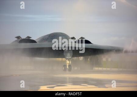 Un U.S. Air Force B-2 Spirit distribuito da Whiteman Air Force Base, Mo., taxi attraverso un "bagno di uccello" dopo la conduzione di un locale di formazione missionaria presso Andersen Air Force Base, Guam, 25 gennaio, 2017. A causa degli alti livelli di sale nell'aria, molti degli aeromobili vengono routinariamente risciacquato per impedire eventuali danni. Foto Stock