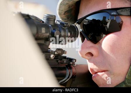 Lancia Cpl. Tavin Boutte mira attraverso il suo ambito di applicazione durante il Marine Wing Support Squadron 271's operazioni militari nel Terreno urbano della formazione a bordo Marine Corps Outlying campo Atlantic, N.C., Febbraio 2, 2017. Quasi 40 Marines con il personale di sostegno hanno partecipato al giro di formazione che simulazione acquisizioni ostili e come superare situazioni impreviste con piccola unità di leadership. Boutte è un ingegnere di combattimento con MWSS-271, Marine Aircraft Group 14, 2° velivolo marino ala. Foto Stock